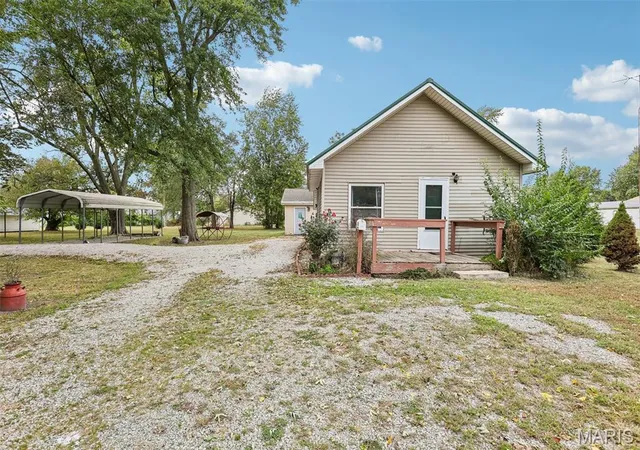 Single family home for sale at 315 S Clinton St, Litchfield, IL 62056 | MLS# MIS26063880