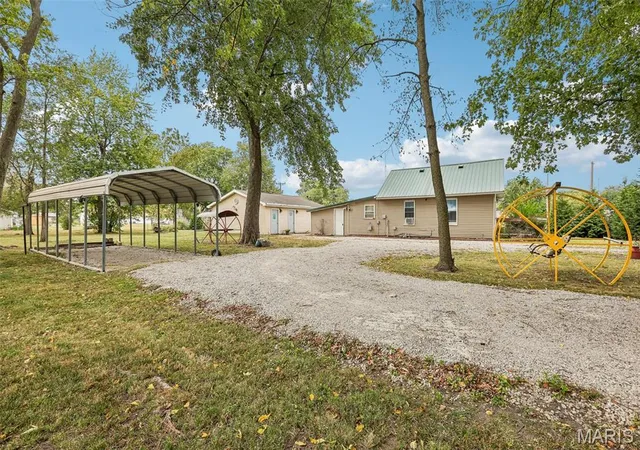 Photo 2 of Single family home for sale at 315 S Clinton St, Litchfield, IL 62056 | MLS# MIS26063880 | Listing updated on 2026-10-05