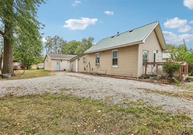 Photo 3 of Single family home for sale at 315 S Clinton St, Litchfield, IL 62056 | MLS# MIS26063880 | Listing updated on 2026-10-05