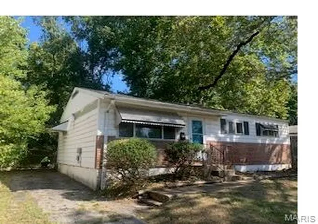 Photo 2 of Single family home for sale at 953 Clearfield Dr, Saint Louis, MO 63135 | MLS# MIS26063890 | Listing updated on 2026-10-07