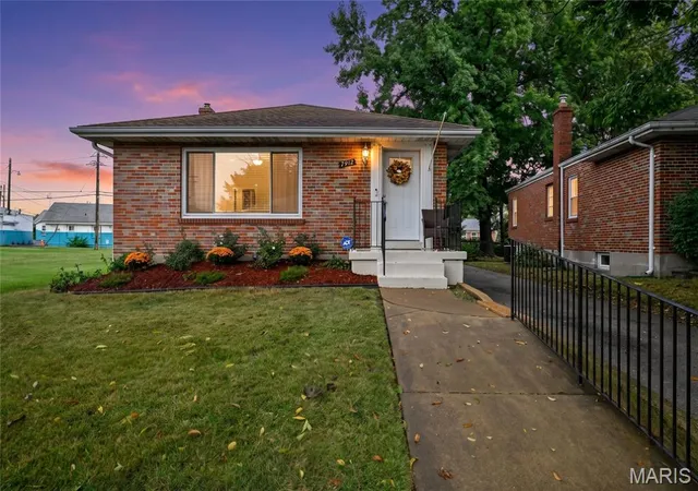 Photo 1 of Single family home for sale at 7912 Pembroke Dr, Saint Louis, MO 63123 | MLS# MIS26063899 | Listing updated on 2026-10-19
