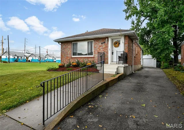 Photo 2 of Single family home for sale at 7912 Pembroke Dr, Saint Louis, MO 63123 | MLS# MIS26063899 | Listing updated on 2026-10-19