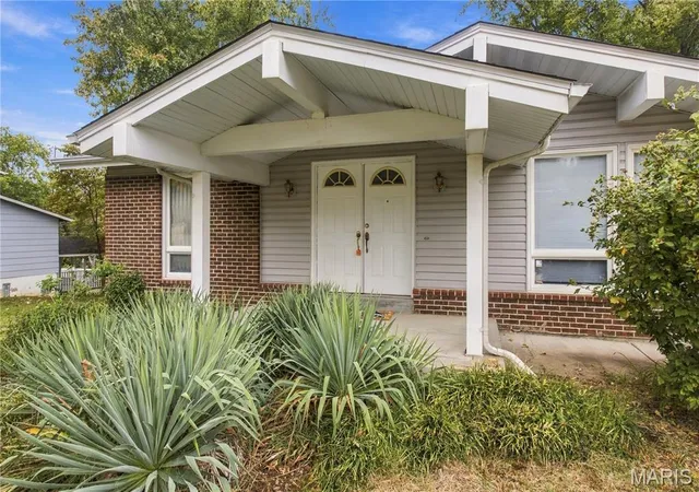 Photo 2 of Single family home for sale at 1135 Grand Prix Dr, Saint Charles, MO 63303 | MLS# MIS26063920 | Listing updated on 2026-10-19
