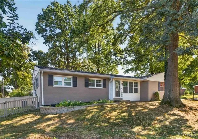 Photo 1 of Single family home for sale at 1000 Lockett Rd, Saint Louis, MO 63131 | MLS# MIS26063923 | Listing updated on 2026-10-20