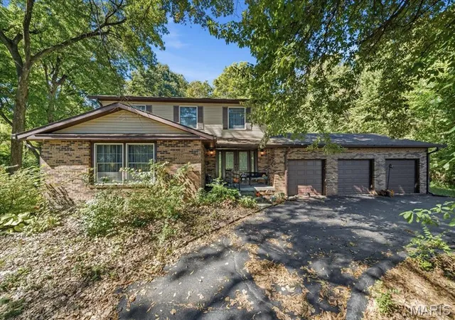 Photo 1 of Single family home for sale at 579 N Green Mount Rd, Belleville, IL 62221 | MLS# MIS26063943 | Listing updated on 2026-10-07
