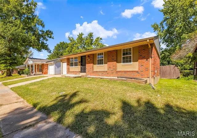 Photo 2 of Single family home for sale at 2155 Kingsford Dr, Florissant, MO 63031 | MLS# MIS26063944 | Listing updated on 2026-10-08