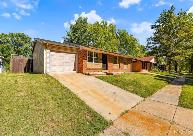 Photo 3 of Single family home for sale at 2155 Kingsford Dr, Florissant, MO 63031 | MLS# MIS26063944 | Listing updated on 2026-10-08