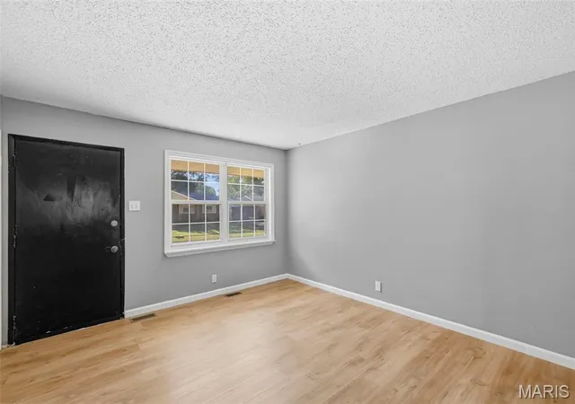Photo 4 of Single family home for sale at 2155 Kingsford Dr, Florissant, MO 63031 | MLS# MIS26063944 | Listing updated on 2026-10-08