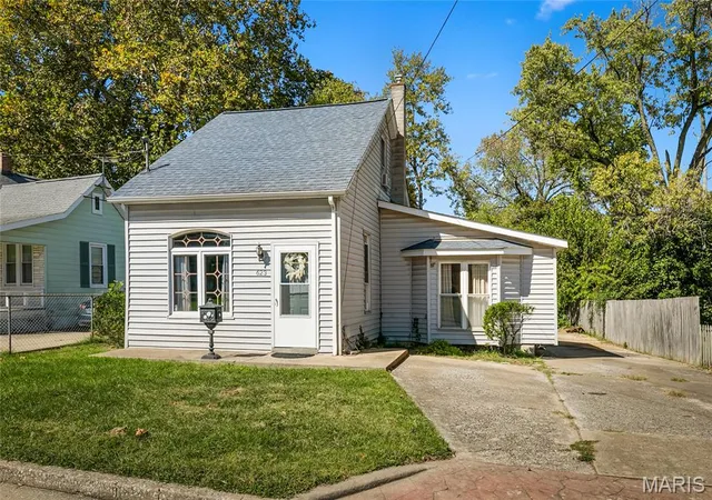Photo 1 of Single family home for sale at 623 N Charles St, Belleville, IL 62220 | MLS# MIS26063946 | Listing updated on 2026-10-08