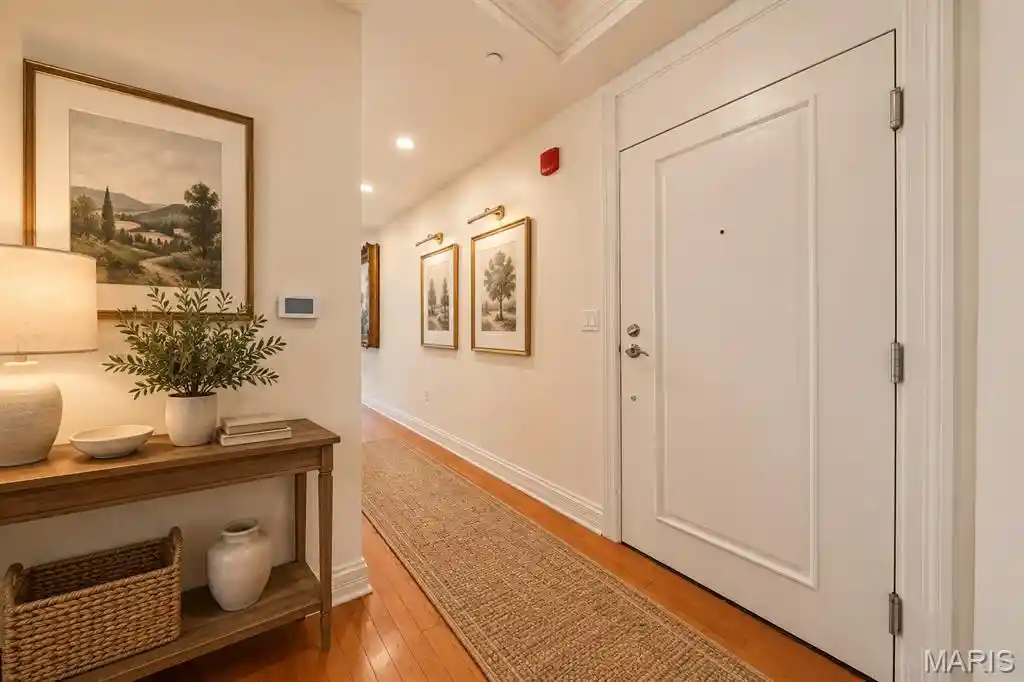 Listing Photo 2 - Condo for sale in 232 N Kingshighway Blvd located at 232 N Kingshighway Blvd, St Louis, MO 63108 - Unit #1407