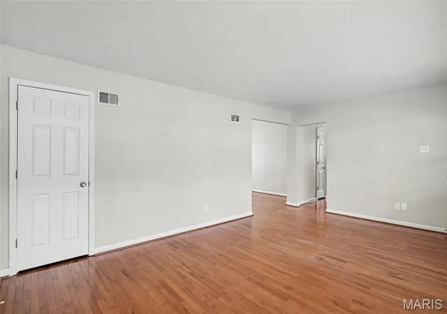 Photo 3 of Single family home for sale at 285 W Saint Anthony Ln, Florissant, MO 63031 | MLS# MIS26063962 | Listing updated on 2026-10-13