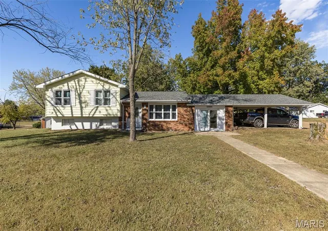 Photo 1 of Single family home for sale at 801 Sherwood Dr, Bismarck, MO 63624 | MLS# MIS26063966 | Listing updated on 2026-10-21