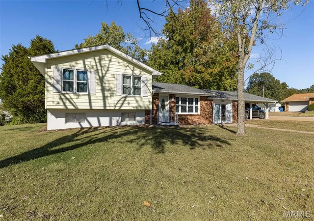 Photo 2 of Single family home for sale at 801 Sherwood Dr, Bismarck, MO 63624 | MLS# MIS26063966 | Listing updated on 2026-10-21