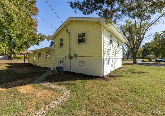 Photo 3 of Single family home for sale at 801 Sherwood Dr, Bismarck, MO 63624 | MLS# MIS26063966 | Listing updated on 2026-10-21