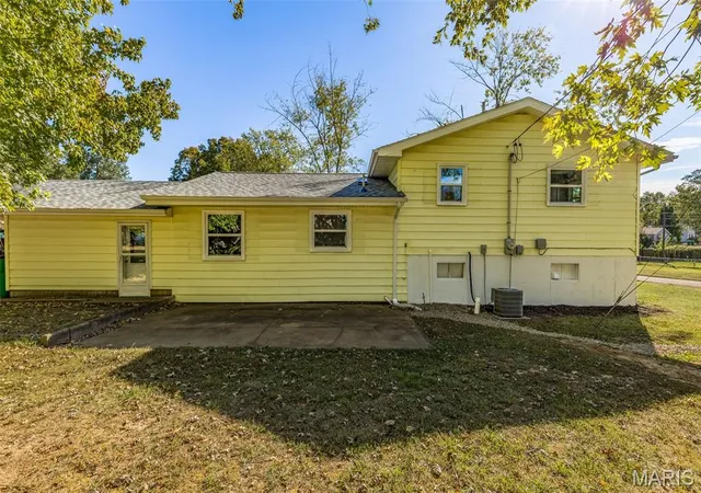 Photo 3 of Single family home for sale at 801 Sherwood Dr, Bismarck, MO 63624 | MLS# MIS26063966 | Listing updated on 2026-10-21