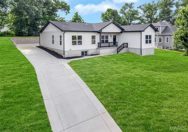 Photo 1 of Single family home for sale at 211 Fee Rd, Maryland Heights, MO 63043 | MLS# MIS26063967 | Listing updated on 2026-10-14