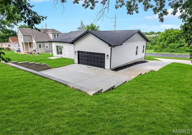 Photo 3 of Single family home for sale at 211 Fee Rd, Maryland Heights, MO 63043 | MLS# MIS26063967 | Listing updated on 2026-10-14