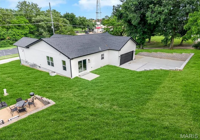 Photo 4 of Single family home for sale at 211 Fee Rd, Maryland Heights, MO 63043 | MLS# MIS26063967 | Listing updated on 2026-10-14