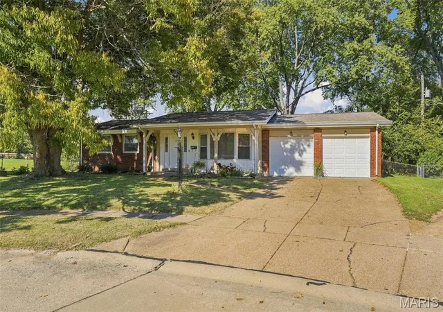 Photo 2 of Single family home for sale at 2571 Rhapsody Ln, Florissant, MO 63031 | MLS# MIS26063975 | Listing updated on 2026-10-09