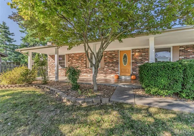 Photo 2 of Single family home for sale at 357 Beaver Lake Dr, Saint Charles, MO 63303 | MLS# MIS26063997 | Listing updated on 2026-10-08