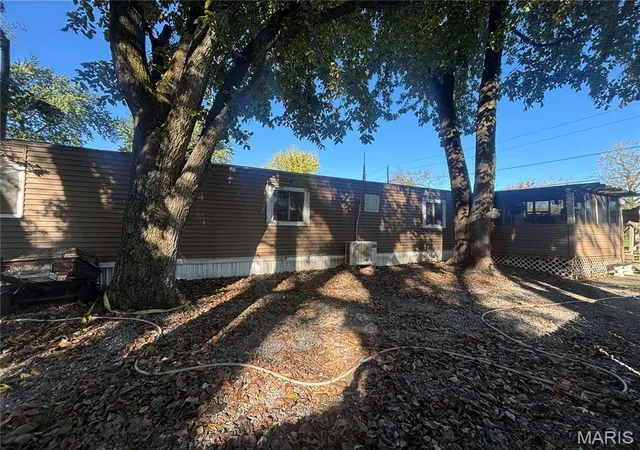 Photo 1 of Manufactured home for sale at 2009 Irwin St, Hannibal, MO 63401 | MLS# MIS26063998 | Listing updated on 2026-10-05