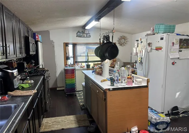Photo 3 of Manufactured home for sale at 2009 Irwin St, Hannibal, MO 63401 | MLS# MIS26063998 | Listing updated on 2026-10-05