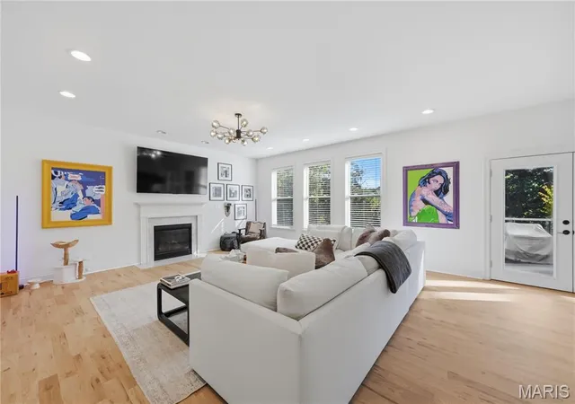 Photo 4 of Single family home for sale at 5947 Summerhedge Pl, Saint Louis, MO 63128 | MLS# MIS26064005 | Listing updated on 2026-10-21