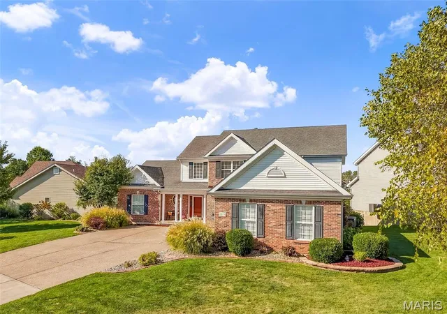 Photo 2 of Single family home for sale at 1015 Pearview Dr, Saint Peters, MO 63376 | MLS# MIS26064019 | Listing updated on 2026-10-16