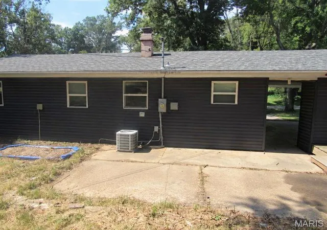 Photo 3 of Single family home for sale at 6022 Midway Cir, Belleville, IL 62223 | MLS# MIS26064023 | Listing updated on 2026-10-06
