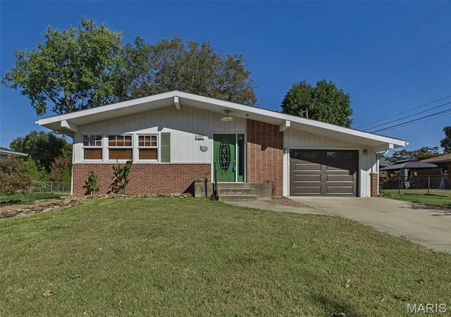 Photo 2 of Single family home for sale at 2125 Saint Michael Ct S, Highland, IL 62249 | MLS# MIS26064025 | Listing updated on 2026-10-16