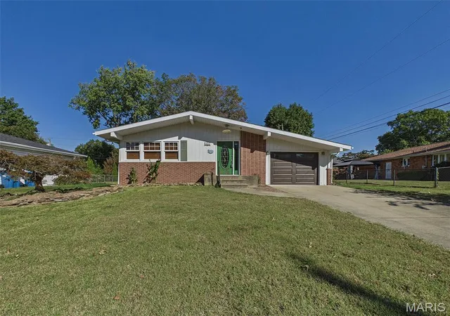 Photo 3 of Single family home for sale at 2125 Saint Michael Ct S, Highland, IL 62249 | MLS# MIS26064025 | Listing updated on 2026-10-16