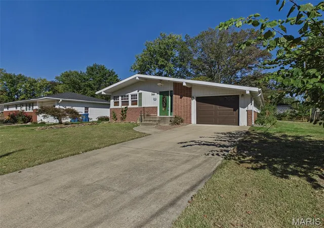 Photo 3 of Single family home for sale at 2125 Saint Michael Ct S, Highland, IL 62249 | MLS# MIS26064025 | Listing updated on 2026-10-16