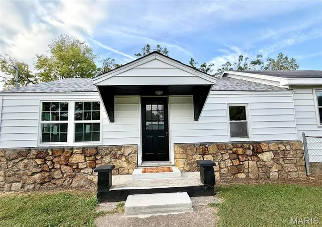Photo 3 of Single family home for sale at 518 W M Thoroughfare St, Seymour, MO 65746 | MLS# MIS26064031 | Listing updated on 2026-10-05
