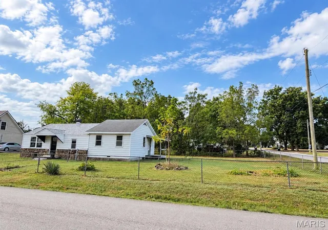Photo 3 of Single family home for sale at 518 W M Thoroughfare St, Seymour, MO 65746 | MLS# MIS26064031 | Listing updated on 2026-10-05