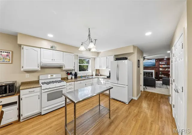 Photo 3 of Single family home for sale at 16550 Green Pines Dr, Wildwood, MO 63011 | MLS# MIS26064048 | Listing updated on 2026-10-19