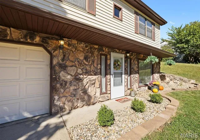 Photo 3 of Single family home for sale at 107 Schiller Dr, Collinsville, IL 62234 | MLS# MIS26064054 | Listing updated on 2026-10-08