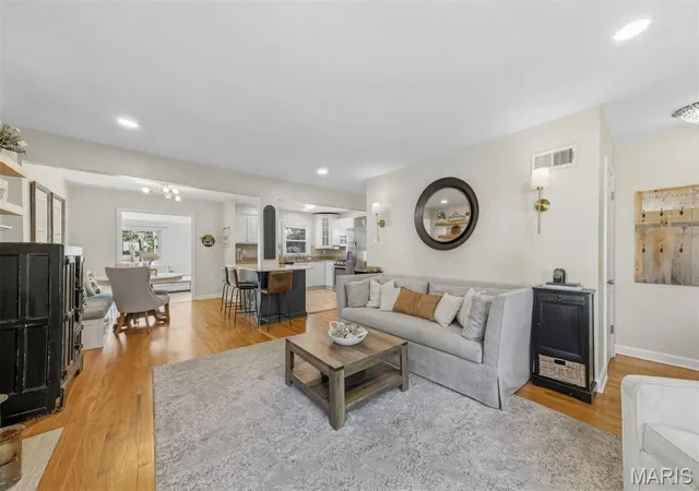 Photo 3 of Sale Pending at 24 Cheyenne Ct, Saint Louis, MO 63122 | MLS# MIS26064056 | Listing updated on 2026-10-21
