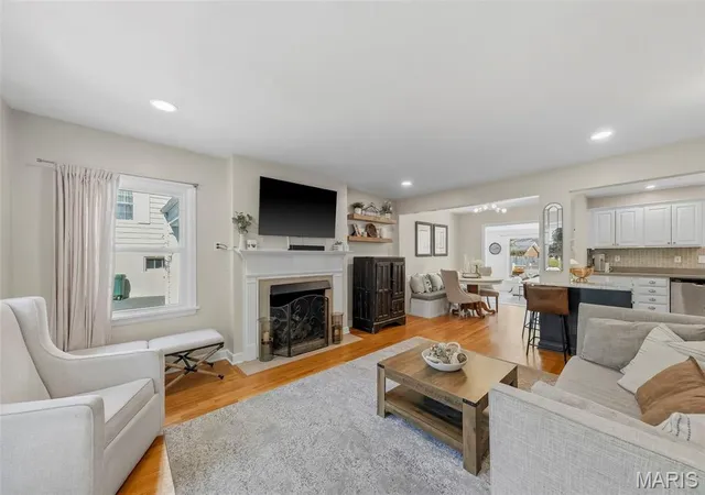 Photo 4 of Sale Pending at 24 Cheyenne Ct, Saint Louis, MO 63122 | MLS# MIS26064056 | Listing updated on 2026-10-21