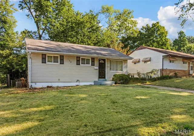 Photo 2 of Single family home for sale at 139 Grampian Rd, Saint Louis, MO 63137 | MLS# MIS26064076 | Listing updated on 2026-10-06