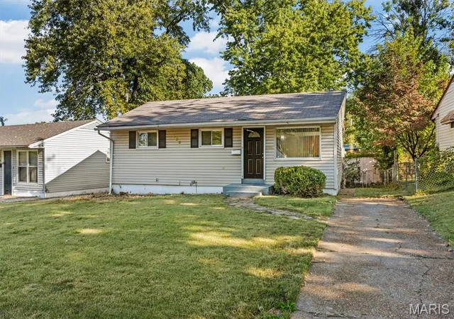 Photo 3 of Single family home for sale at 139 Grampian Rd, Saint Louis, MO 63137 | MLS# MIS26064076 | Listing updated on 2026-10-06