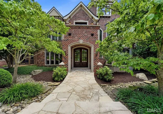 Photo 2 of Mansion for sale at 14 Brookwood Rd, Saint Louis, MO 63131 | MLS# MIS26064082 | Listing updated on 2026-10-11