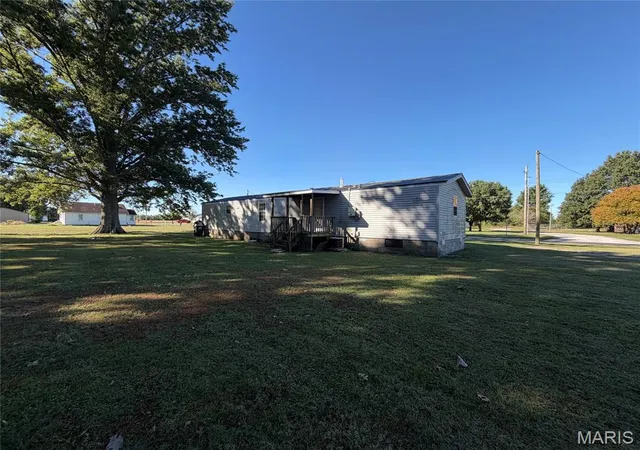 Photo 2 of Manufactured home for sale at 324 S Main St, Saint Elmo, IL 62458 | MLS# MIS26064100 | Listing updated on 2026-10-08