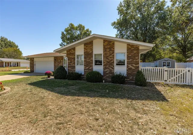 Photo 3 of Single family home for sale at 3 Oakwood Dr, Sainte Genevieve, MO 63670 | MLS# MIS26064105 | Listing updated on 2026-10-08