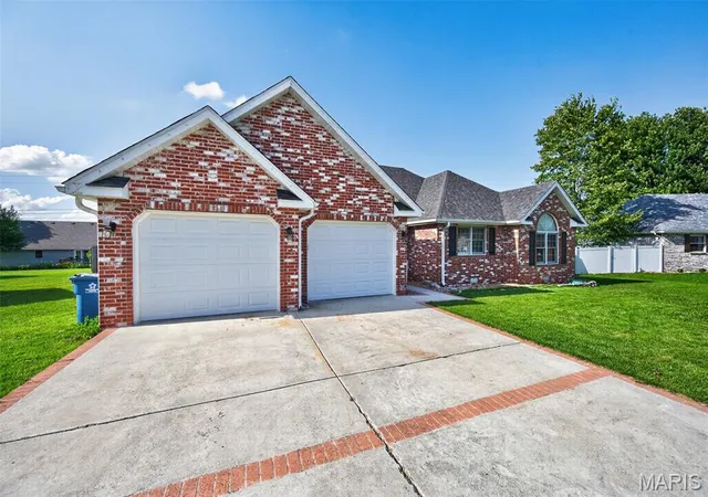 Photo 3 of Single family home for sale at 413 Lasalle St, Lebanon, MO 65536 | MLS# MIS26064125 | Listing updated on 2026-10-05