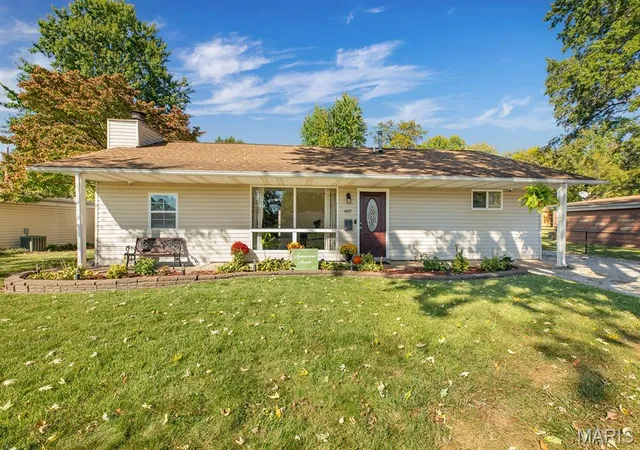 Photo 1 of Single family home for sale at 807 Amherst Dr, East Alton, IL 62024 | MLS# MIS26064151 | Listing updated on 2026-10-07