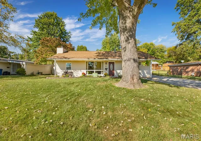 Photo 3 of Single family home for sale at 807 Amherst Dr, East Alton, IL 62024 | MLS# MIS26064151 | Listing updated on 2026-10-07