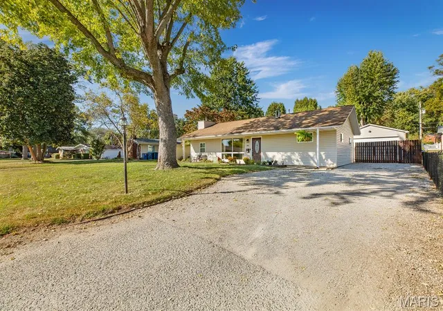 Photo 3 of Single family home for sale at 807 Amherst Dr, East Alton, IL 62024 | MLS# MIS26064151 | Listing updated on 2026-10-07
