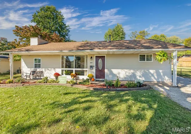 Photo 4 of Single family home for sale at 807 Amherst Dr, East Alton, IL 62024 | MLS# MIS26064151 | Listing updated on 2026-10-07