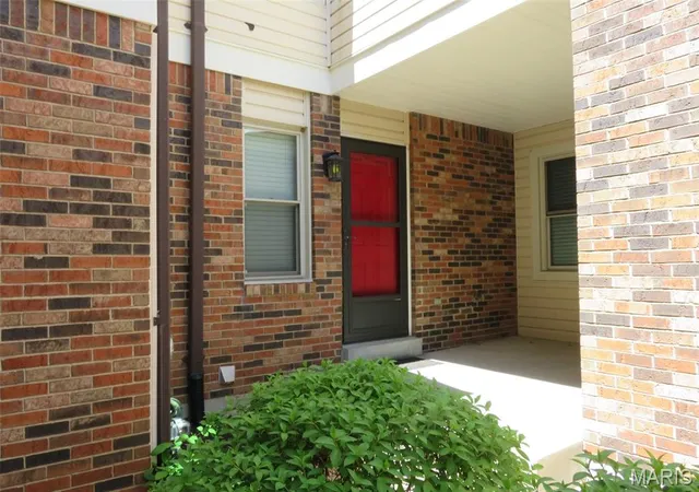 Photo 3 of Sale Pending at 13721 La Conte Ct, Saint Louis, MO 63128 | MLS# MIS26064159 | Listing updated on 2026-10-06