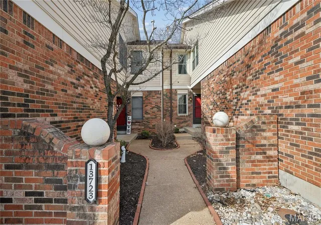 Photo 4 of Sale Pending at 13721 La Conte Ct, Saint Louis, MO 63128 | MLS# MIS26064159 | Listing updated on 2026-10-06